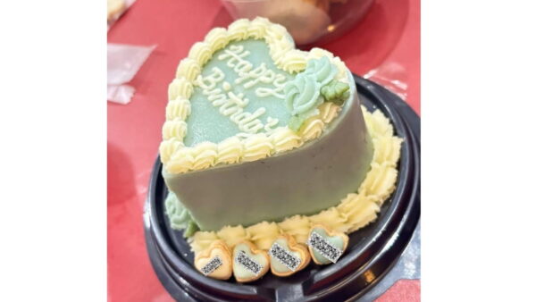 小さなクッキーに感動!わんちゃんのお誕生日に贈る世界にひとつのオーダーケーキ